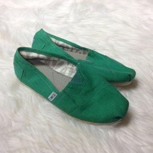 TOMS Christmas green flats Size 6.5